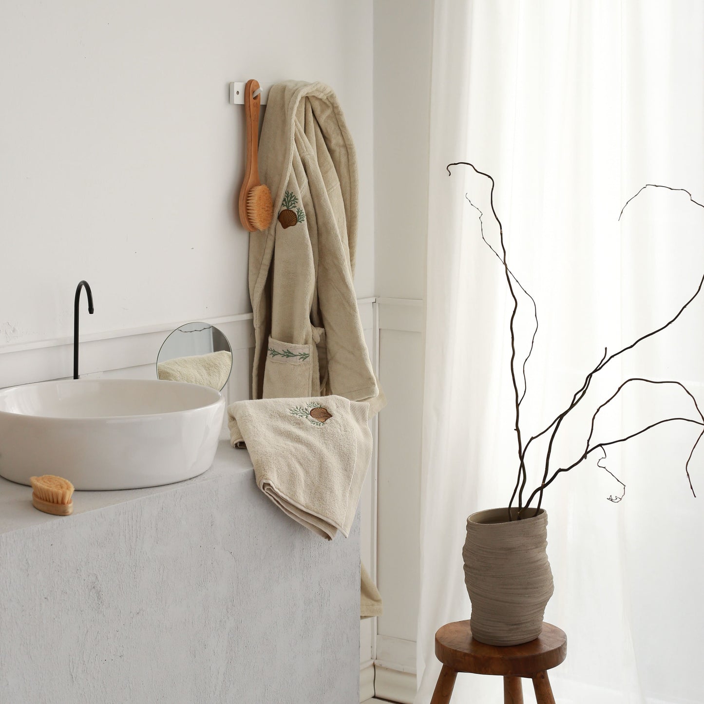 İstridye İşlemeli Banyo Terliği
