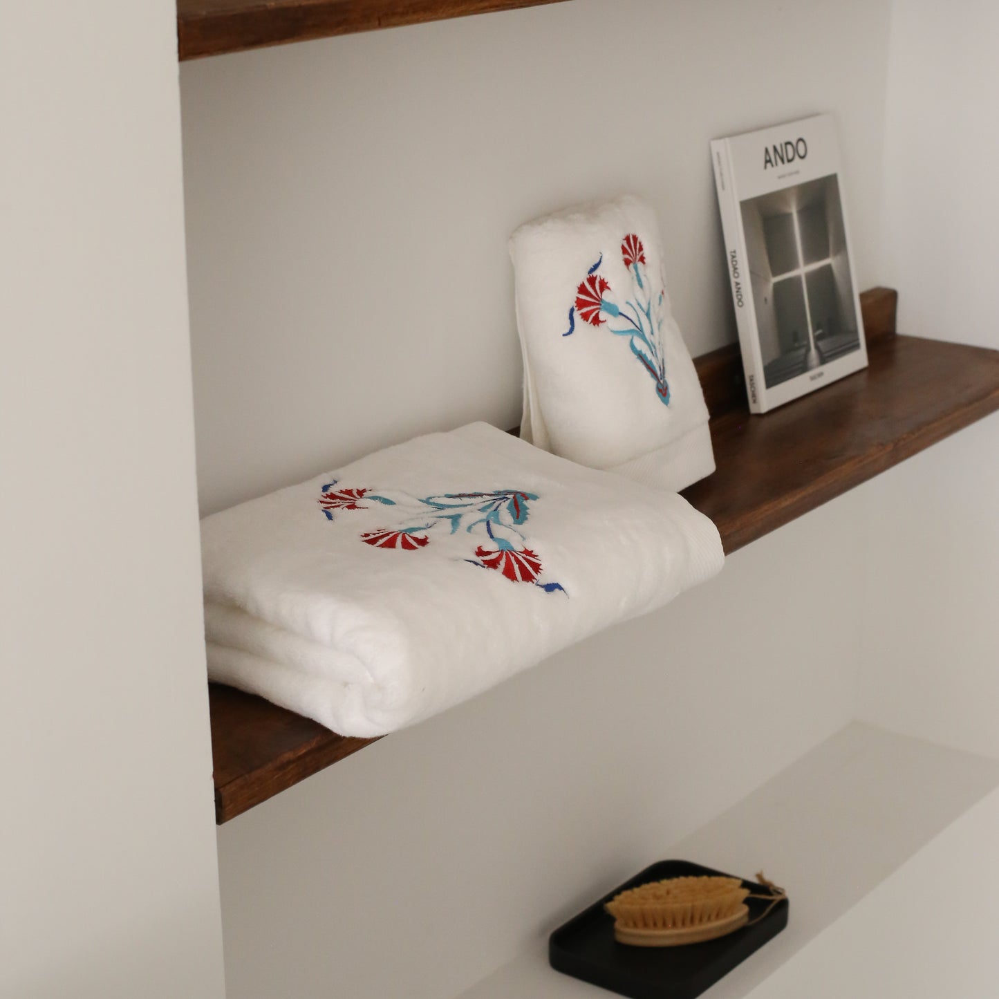 Karanfil İşlemeli Pamuk Yüz Havlusu