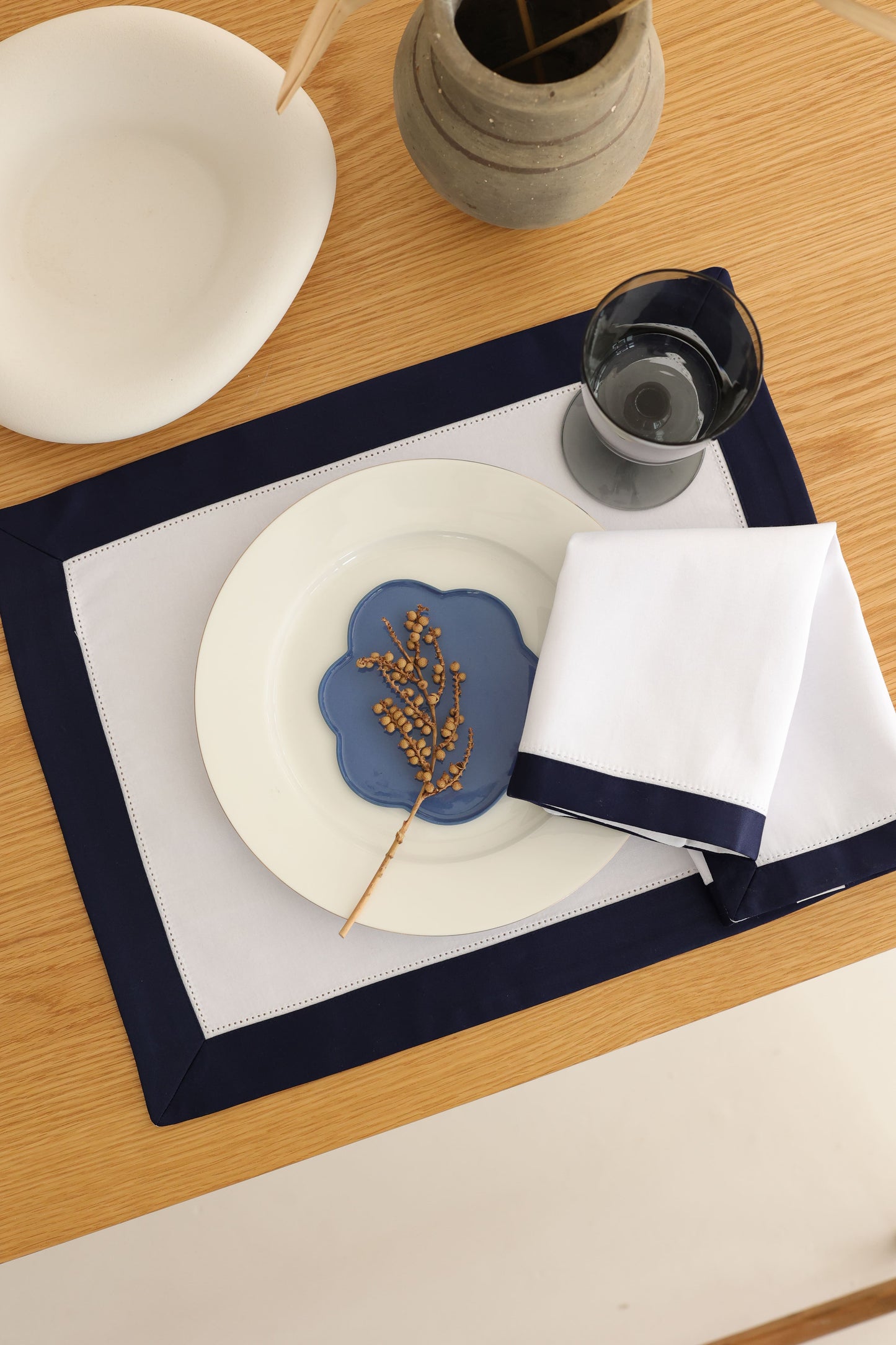 
                  
                    2'li Set Navy-White Amerikan Servis
                  
                